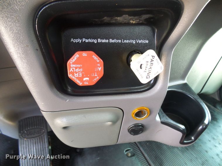 image for item DI0520 2011 Peterbilt 388 semi truck