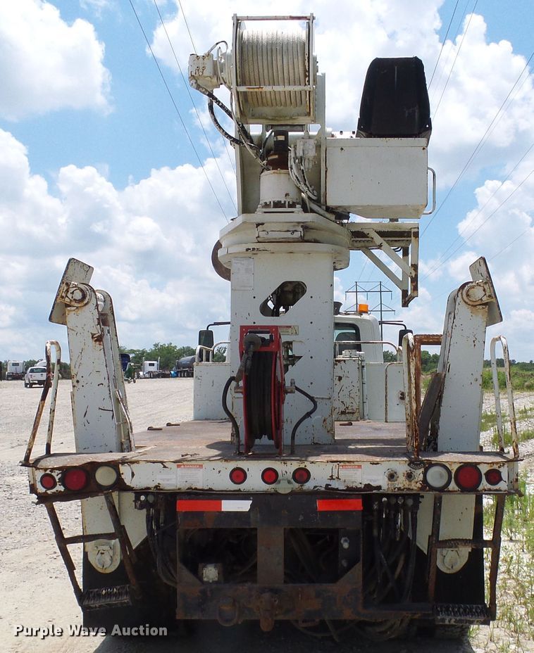 image for item DI0543 2005 International 7400 digger derrick truck