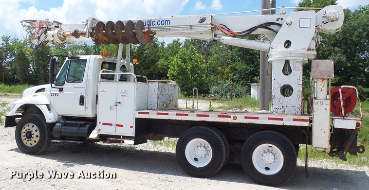 image for item DI0543 2005 International 7400 digger derrick truck