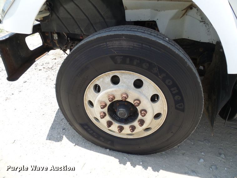 image for item DI0543 2005 International 7400 digger derrick truck