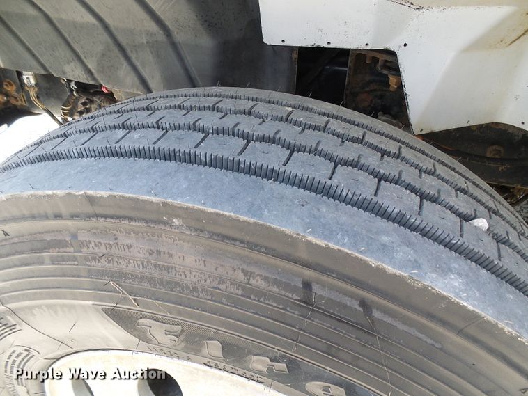 image for item DI0543 2005 International 7400 digger derrick truck