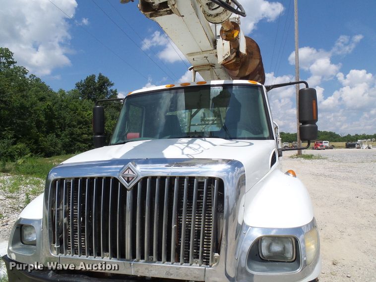 image for item DI0543 2005 International 7400 digger derrick truck