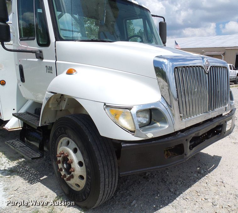 image for item DI0543 2005 International 7400 digger derrick truck