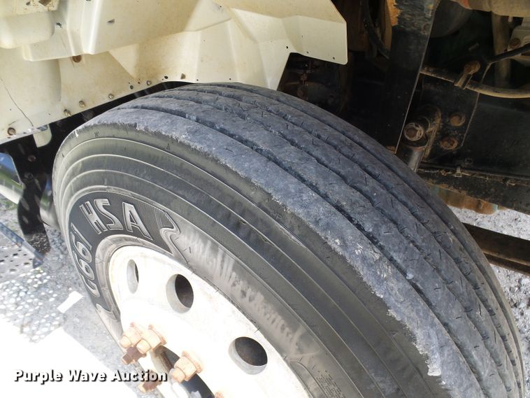 image for item DI0543 2005 International 7400 digger derrick truck