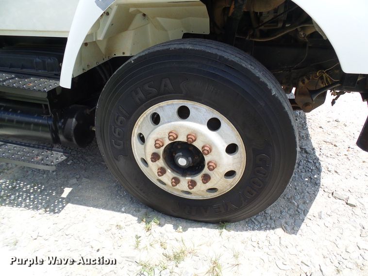 image for item DI0543 2005 International 7400 digger derrick truck