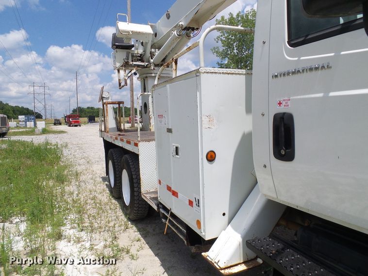 image for item DI0543 2005 International 7400 digger derrick truck