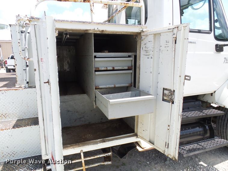 image for item DI0543 2005 International 7400 digger derrick truck