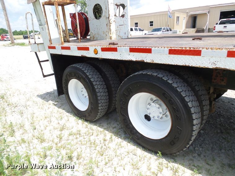 image for item DI0543 2005 International 7400 digger derrick truck