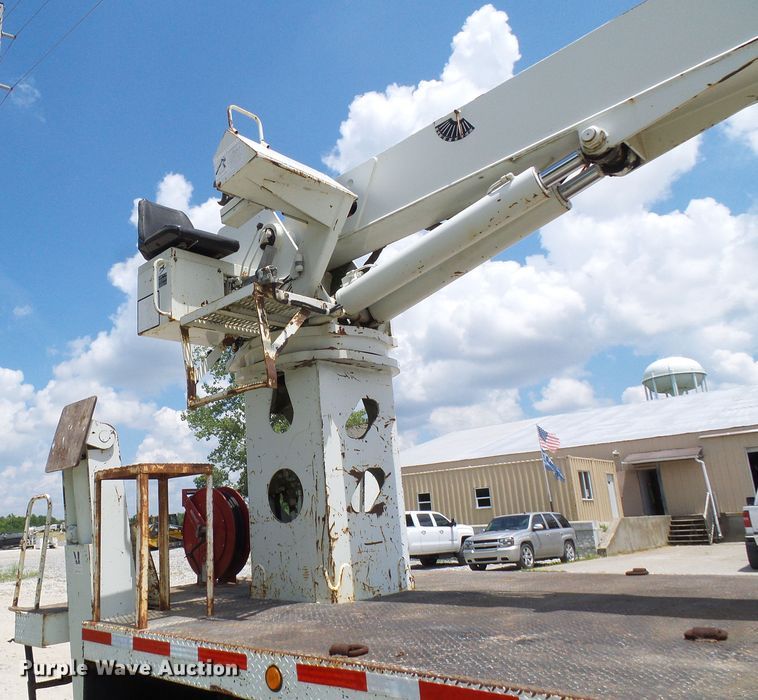 image for item DI0543 2005 International 7400 digger derrick truck