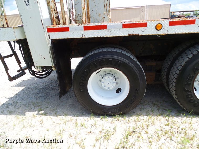 image for item DI0543 2005 International 7400 digger derrick truck