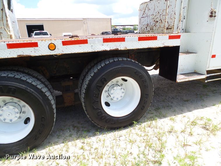 image for item DI0543 2005 International 7400 digger derrick truck