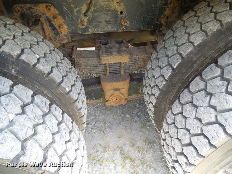 image for item DI0543 2005 International 7400 digger derrick truck