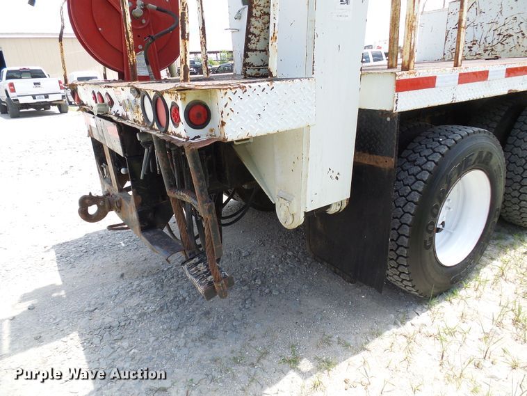 image for item DI0543 2005 International 7400 digger derrick truck