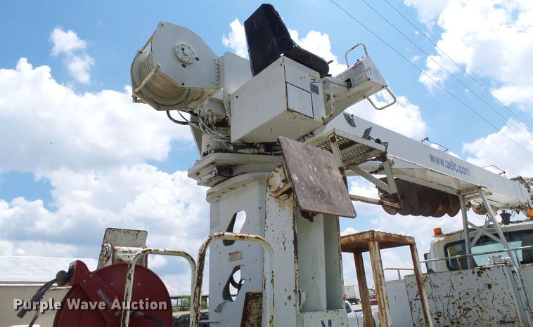 image for item DI0543 2005 International 7400 digger derrick truck