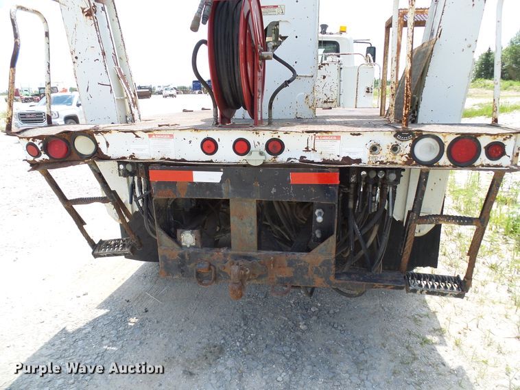 image for item DI0543 2005 International 7400 digger derrick truck