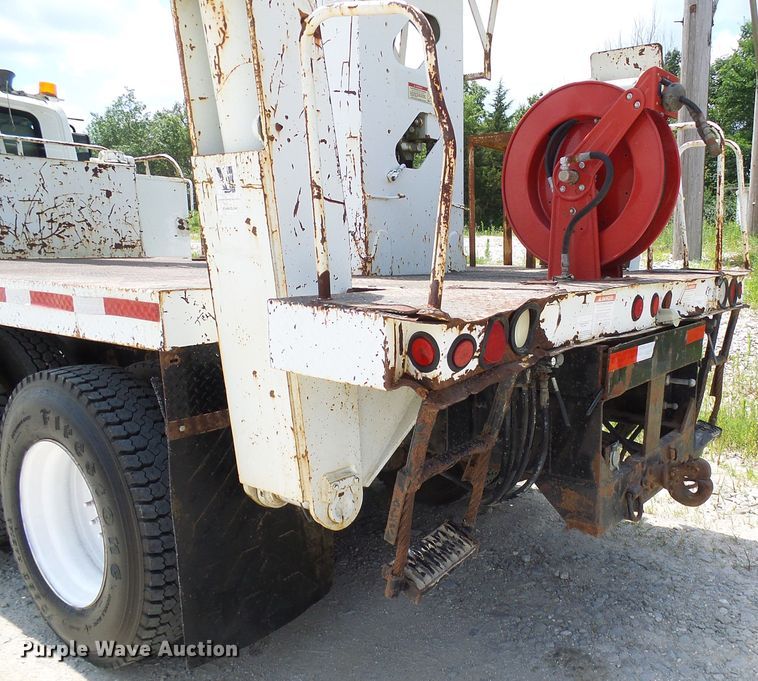 image for item DI0543 2005 International 7400 digger derrick truck