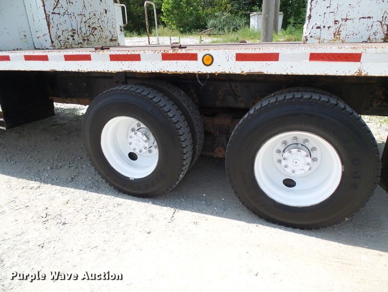 image for item DI0543 2005 International 7400 digger derrick truck