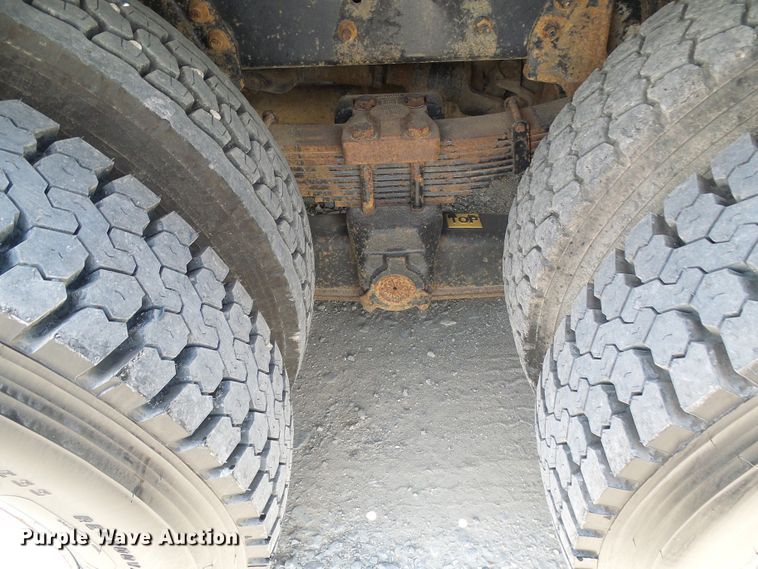 image for item DI0543 2005 International 7400 digger derrick truck