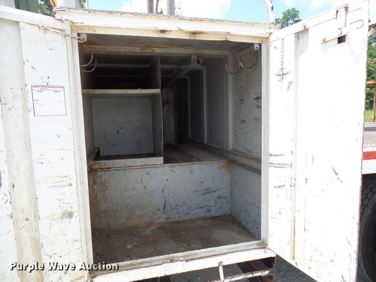 image for item DI0543 2005 International 7400 digger derrick truck