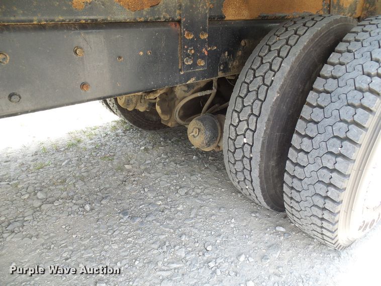 image for item DI0543 2005 International 7400 digger derrick truck