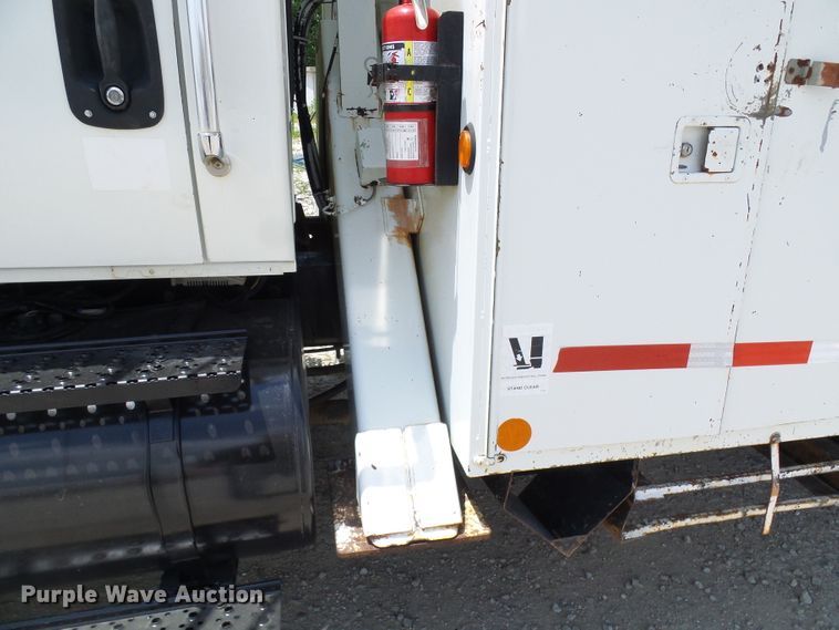 image for item DI0543 2005 International 7400 digger derrick truck