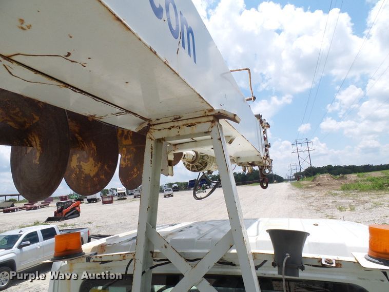 image for item DI0543 2005 International 7400 digger derrick truck