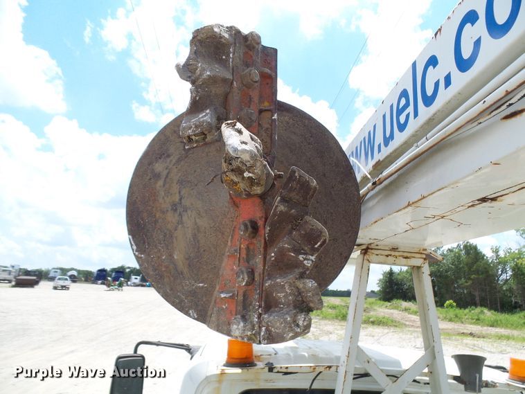 image for item DI0543 2005 International 7400 digger derrick truck