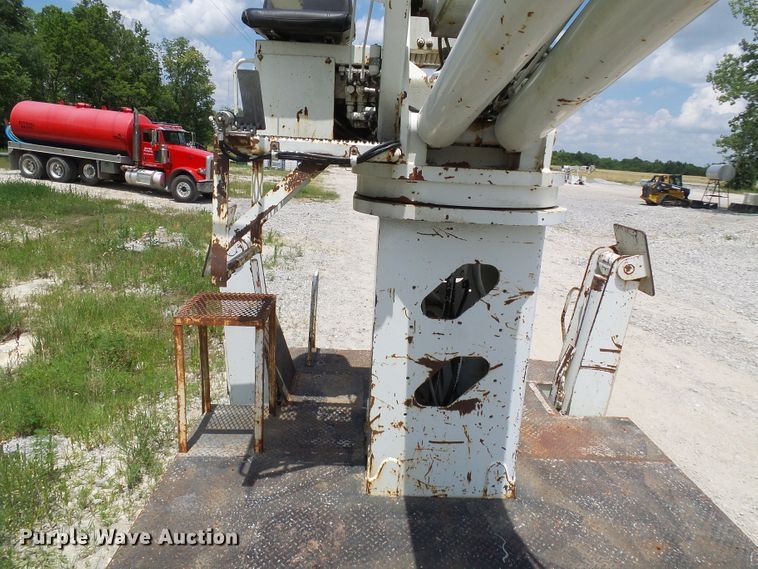 image for item DI0543 2005 International 7400 digger derrick truck