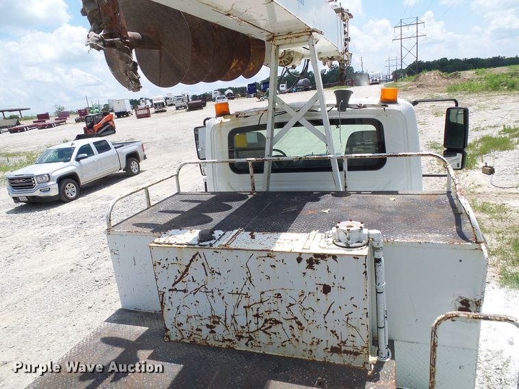 image for item DI0543 2005 International 7400 digger derrick truck