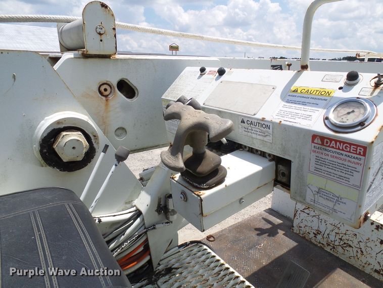 image for item DI0543 2005 International 7400 digger derrick truck