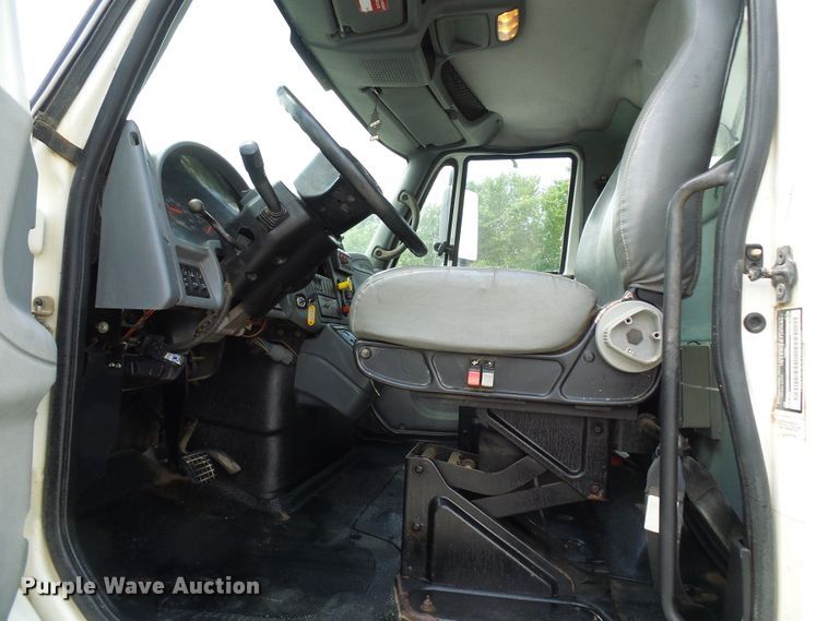 image for item DI0543 2005 International 7400 digger derrick truck