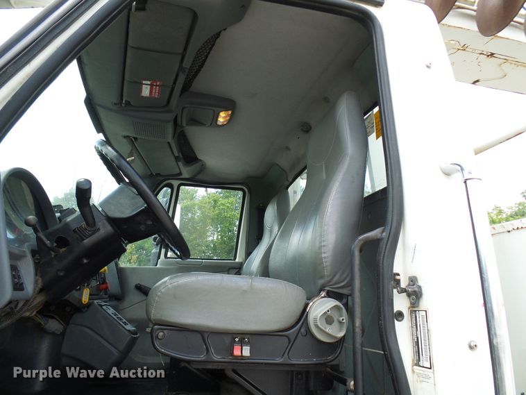 image for item DI0543 2005 International 7400 digger derrick truck