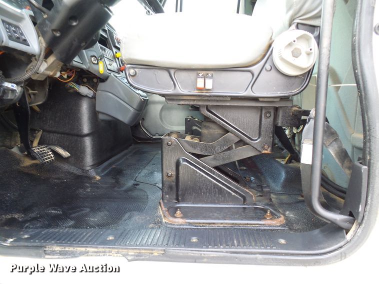 image for item DI0543 2005 International 7400 digger derrick truck