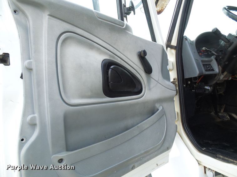 image for item DI0543 2005 International 7400 digger derrick truck