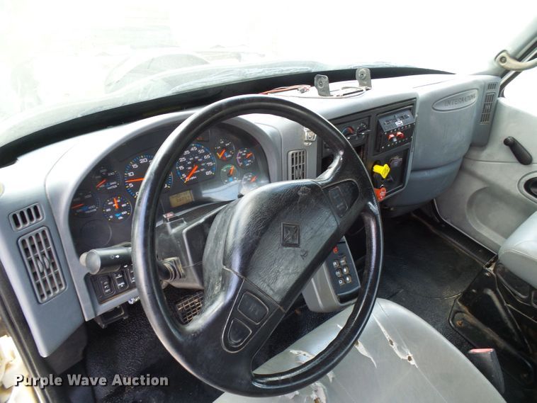 image for item DI0543 2005 International 7400 digger derrick truck