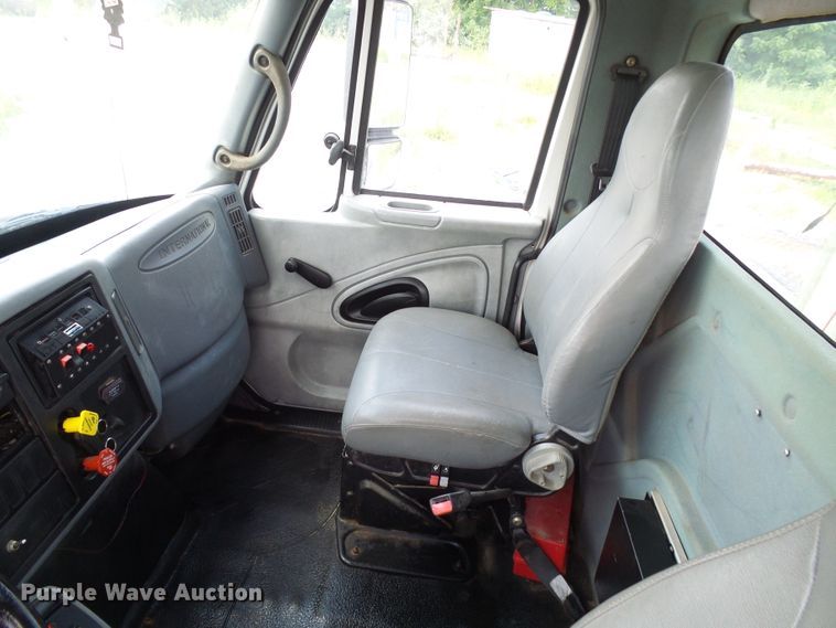 image for item DI0543 2005 International 7400 digger derrick truck