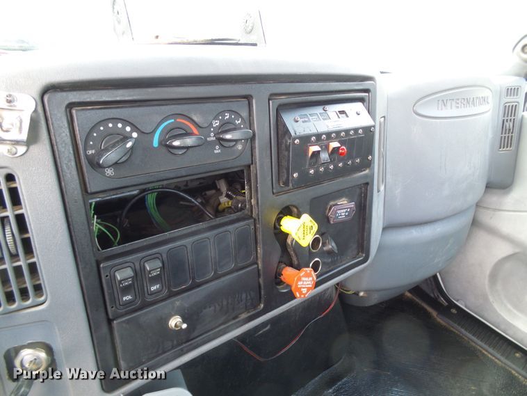 image for item DI0543 2005 International 7400 digger derrick truck