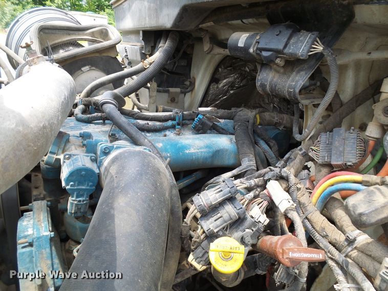 image for item DI0543 2005 International 7400 digger derrick truck