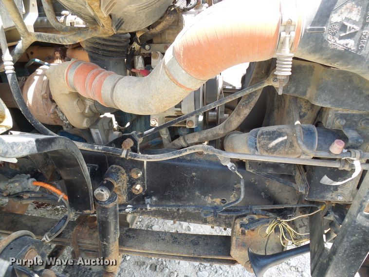 image for item DI0543 2005 International 7400 digger derrick truck