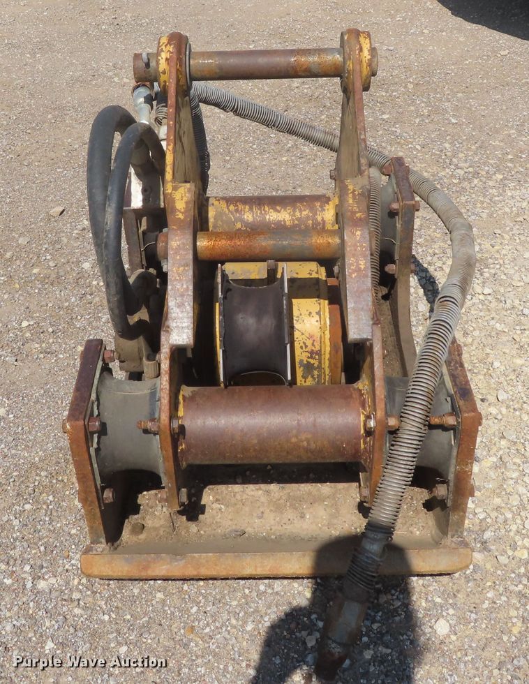 image for item DW9311 Caterpillar plate compactor