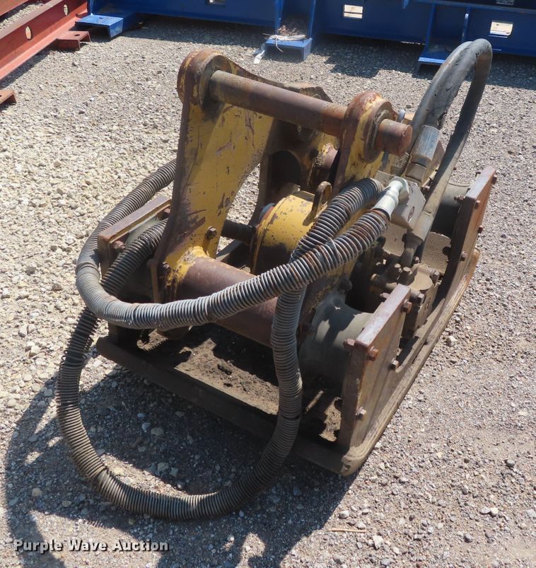 image for item DW9311 Caterpillar plate compactor