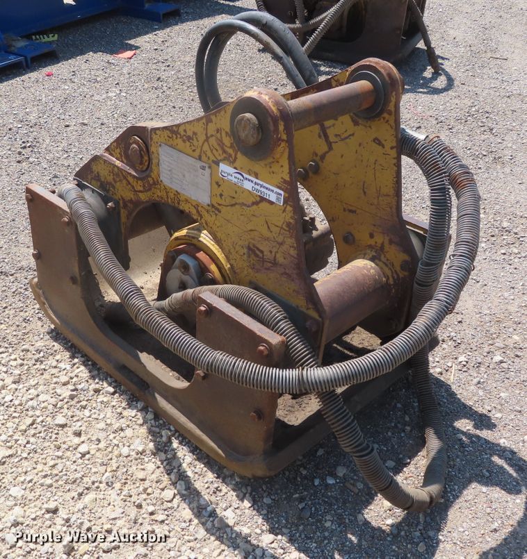 image for item DW9311 Caterpillar plate compactor