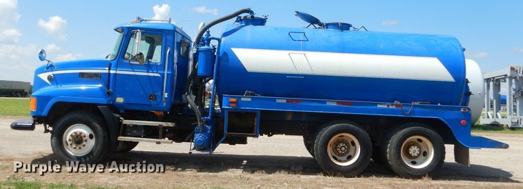 image for item ED9419 1996 Mack CH613 vacuum truck
