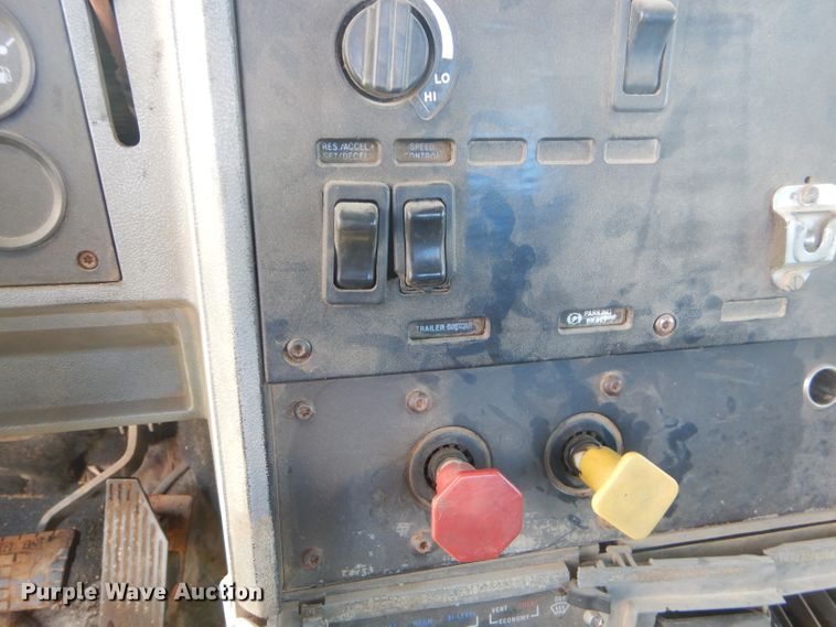 image for item ED9419 1996 Mack CH613 vacuum truck