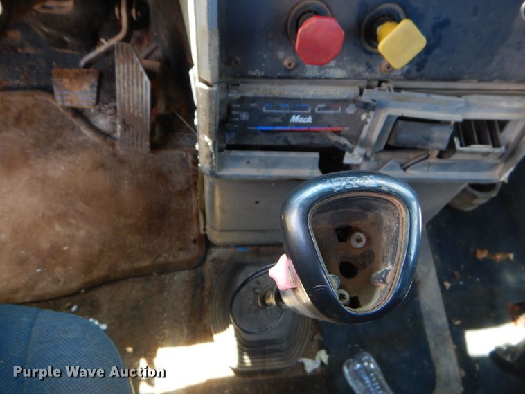 image for item ED9419 1996 Mack CH613 vacuum truck