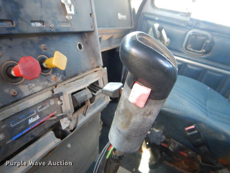 image for item ED9419 1996 Mack CH613 vacuum truck