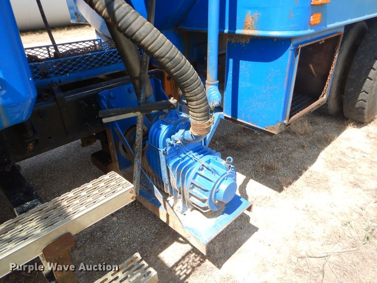 image for item ED9419 1996 Mack CH613 vacuum truck