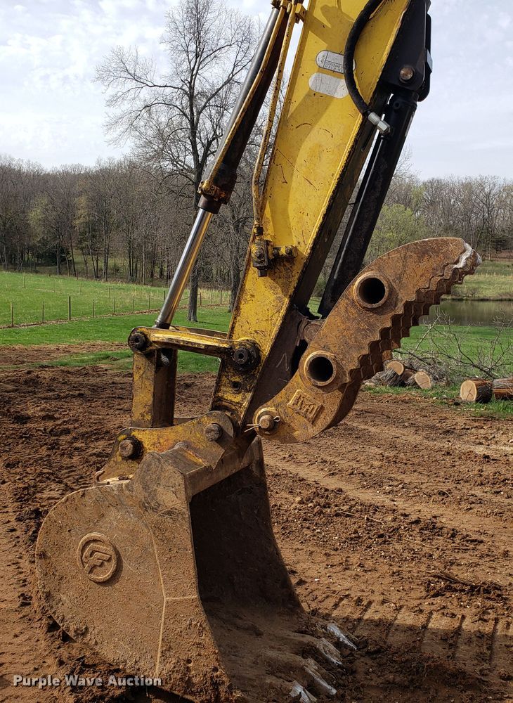 image for item EN9861 2005 Kobelco SK135SRLC-1E excavator