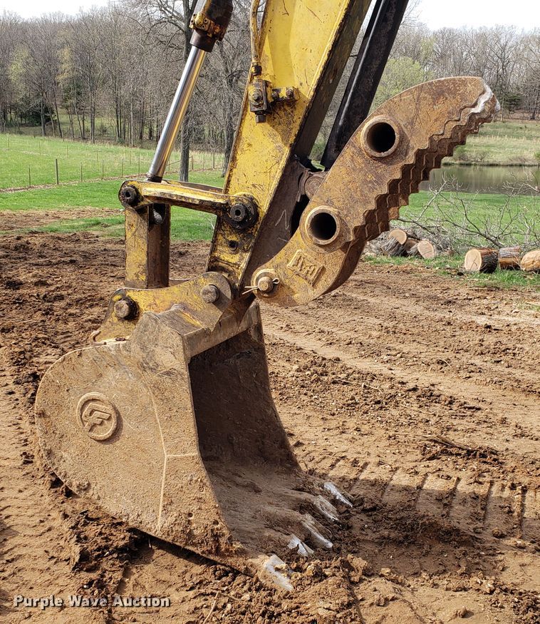 image for item EN9861 2005 Kobelco SK135SRLC-1E excavator