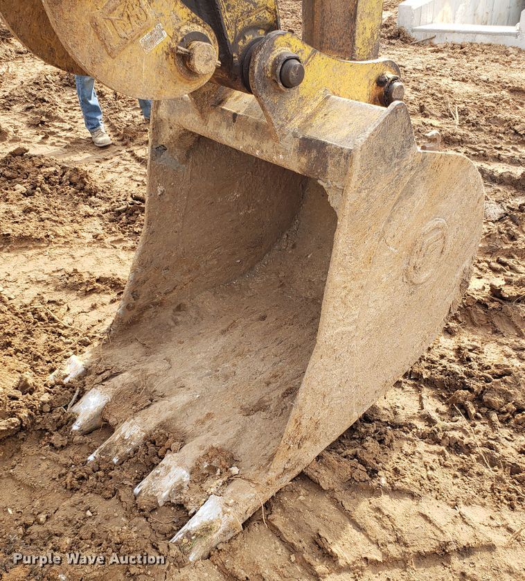 image for item EN9861 2005 Kobelco SK135SRLC-1E excavator